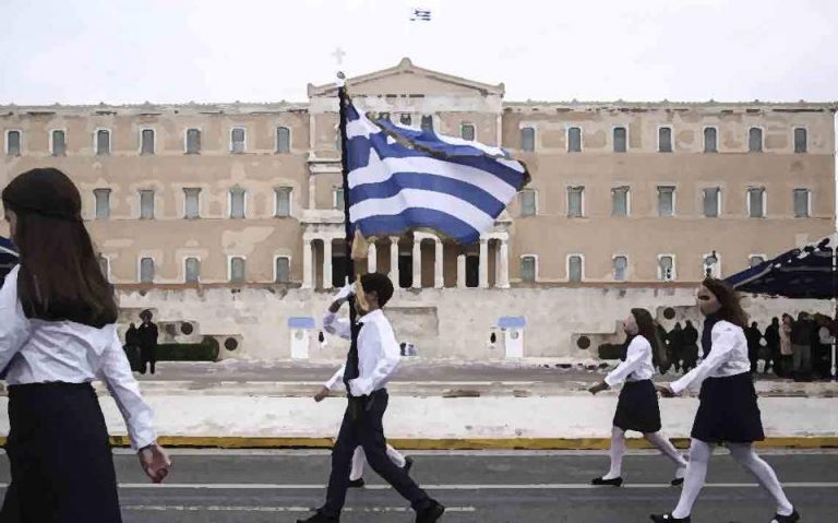 Ο ΣΥΡΙΖΑ «ποινικοποιεί» την αριστεία: «Σημαιοφόροι μόνο από κλήρωση» – Μη υποχρεωτικός ο εκκλησιασμός