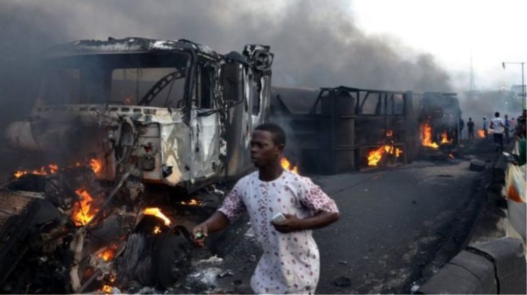 Νιγηρία: Τουλάχιστον 60 νεκροί από πυρκαγιά που ξέσπασε την Παρασκευή σε πετρελαιαγωγό