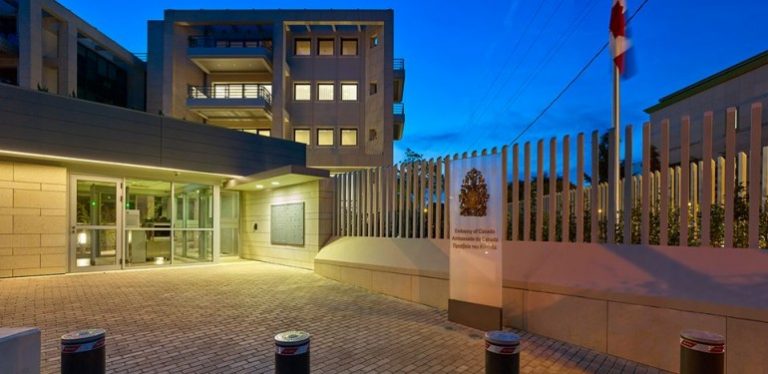 “Ρεσάλτο” κουκουλοφόρων στην πρεσβεία του Καναδά