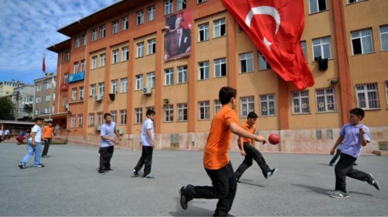 Τoυρκία: 16χρονος καταδικάστηκε σε φυλάκιση 4 χρόνων επειδή φίλησε την 13χρονη φίλη του