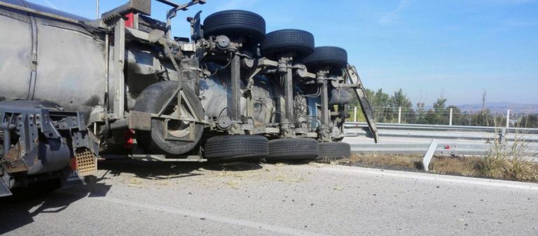 Θεσσαλονίκη: Νταλίκες συγκρούστηκαν στην Εθνική Οδό – Ενας τραυματίας