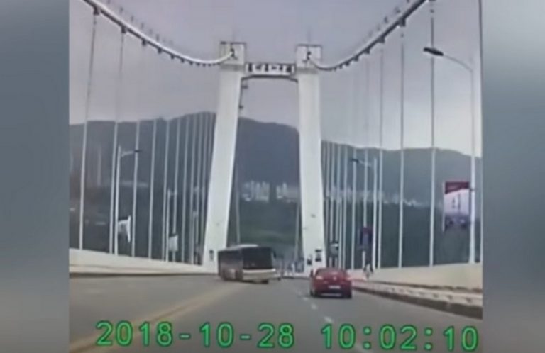 Φονική βουτιά λεωφορείου σε ποτάμι – Νεκροί πέντε επιβάτες