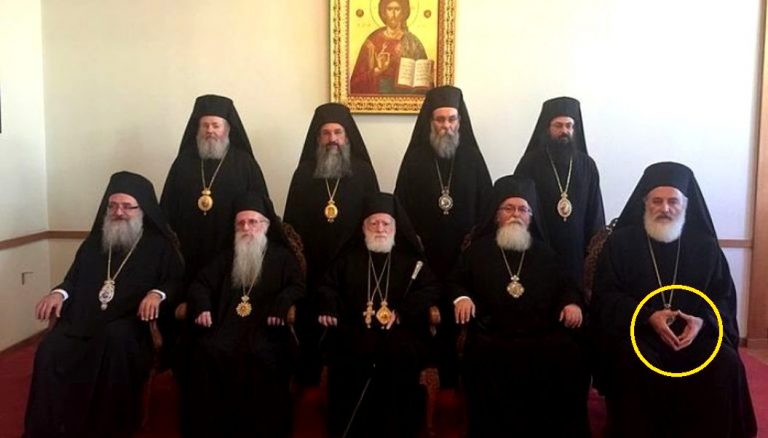 Μητροπολίτης της Κρήτης φωτογραφίζεται κάνοντας νεοταξική χειρονομία