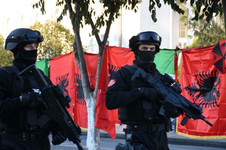 ΤΡΕΜΟΥΝ ΜΗΝ ΤΟΥΣ ΒΡΟΥΝ ΜΕ ΤΟ ΛΑΡΥΓΓΙ ΚΟΜΜΕΝΟ! «ΟΙ ΈΛΛΗΝΕΣ ΨΑΧΝΟΥΝ ΤΑ ΟΝΟΜΑΤΑ ΤΩΝ ΜΕΛΩΝ ΤΗΣ RENEA ΠΟΥ ΠΥΡΟΒΟΛΗΣΑΝ ΤΟΝ ΚΑΤΣΙΦΑ» – «ΚΙΝΔΥΝΕΥΕΙ Η ΖΩΗ ΤΟΥΣ»