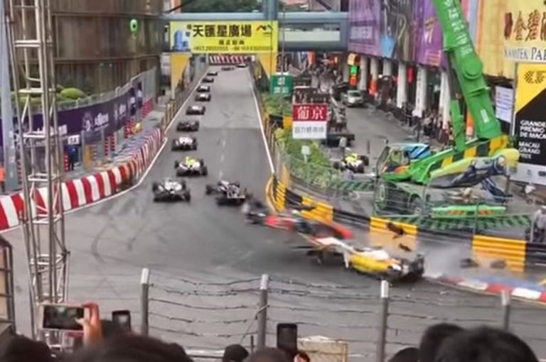 Τρομακτικό ατύχημα στη Φόρμουλα 3 – Μονοθέσιο εκσφενδονίστηκε στον αέρα