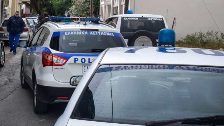 Αιματηρή ληστεία στα ΕΛΤΑ στα Βίλια: Τραυματίας ληστής από πυρά αστυνομικών