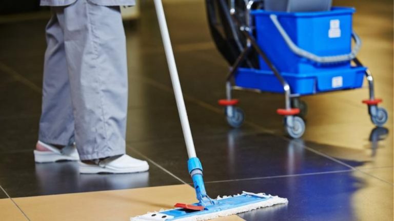 Διώχνουν καθαρίστριες και λόγω… «ιδεολογίας»!!! Καταγγελία ΣΟΚ για νοσοκομεία της χώρας… vid