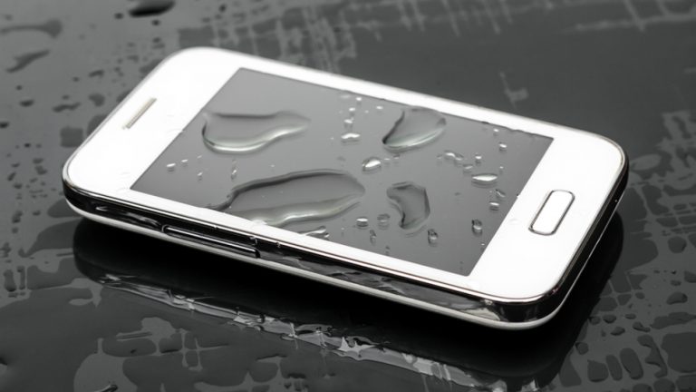 Απίστευτο περιστατικό στη Γαλλία: 17χρονη πέθανε όταν της έπεσε το κινητό στη μπανιέρα