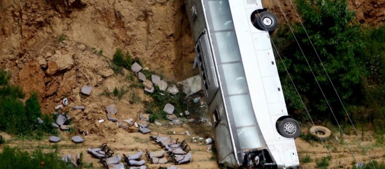 Λεωφορείο κάνει βουτιά θανάτου σε γκρεμό μετά από καβγά του οδηγού με επιβάτη