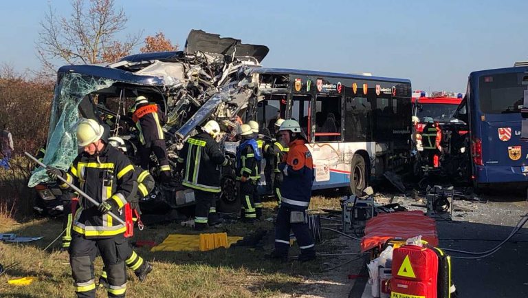 Ο ΜΑΎΡΟΣ ΚΤΥΠΆΕΙ ΔΥΟ ΣΧΟΛΙΚΆ ΛΕΩΦΟΡΕΊΑ ΣΤΗΝ ΓΕΡΜΑΝΊΑ: 40 ΤΡΑΥΜΑΤΊΕΣ ΑΠΌ ΣΎΓΚΡΟΥΣΗ ΛΕΩΦΟΡΕΊΩΝ – ΤΑ ΠΕΡΙΣΣΌΤΕΡΑ ΠΑΙΔΙΆ