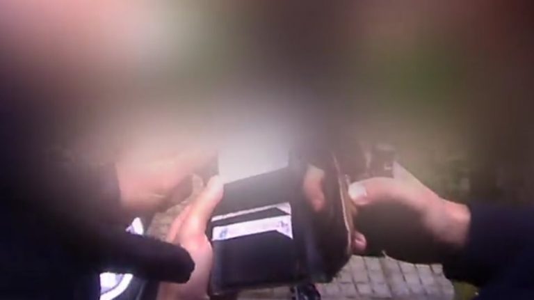 ΧΑΟΣ στην Ελλάδα: «Αναρχικοί» ελέγχουν τα στοιχεία αστυνομικών, ενώ συνδικαλιστές τους «προπηλακίζουν»