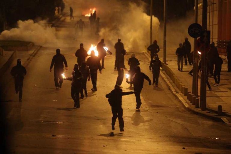 Άρχισαν τα όργανα: Φωτιές και μολότοφ στα Εξάρχεια – Χημικά έξω από τη ΓΑΔΑ – Προπηλακίζουν στελέχη του ΣΥΡΙΖΑ στην αμερικανική πρεσβεία (upd)