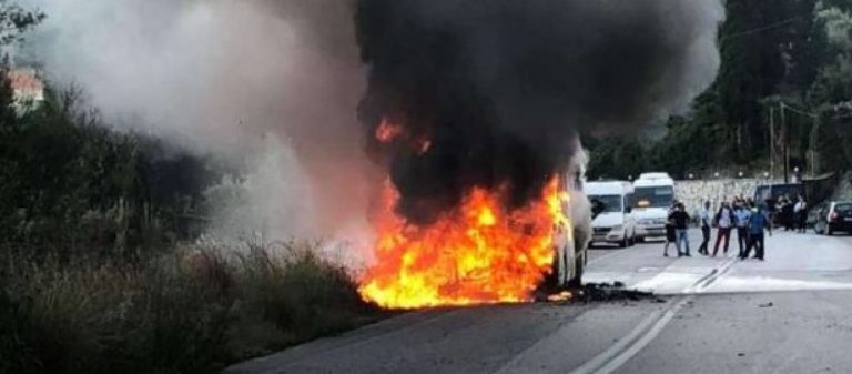 Λευκάδα: Λεωφορείο λαμπάδιασε εν κινήσει -Πρόλαβαν και βγήκαν οι επιβαίνοντες
