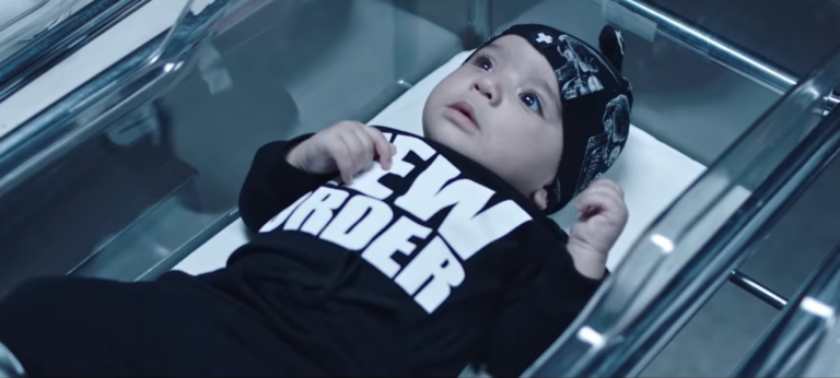 «Τέλος» στο «αγόρι»-«κορίτσι»: Η Celine Dion λανσάρει ΝΕΑ παιδική σειρά ρούχων – «Νέα Τάξη» γράφουν οι μπλούζες (ΒΙΝΤΕΟ)