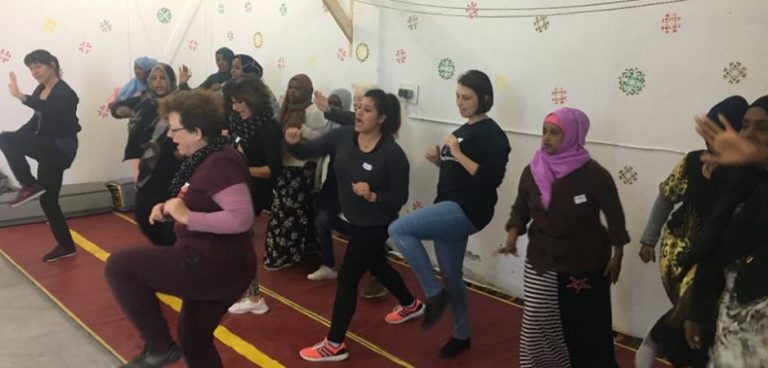 Λέσβος: ΜΚΟ ζητά 24.500 δολάρια για να μάθει στις γυναίκες πρόσφυγες… πολεμικές τέχνες!