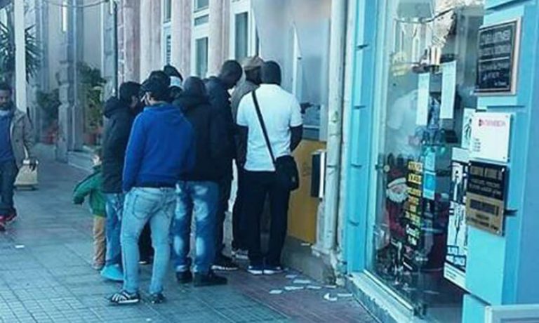 Ελλάδα 2018: Βίαια επεισόδια με μετανάστες μπροστά από ΑΤΜ – Τι θα γίνει αν κοπεί η…κρατική επιδότηση;