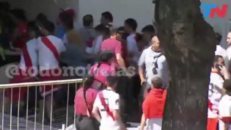 Ντου και ξύλο για να μπουν στο γήπεδο οι οπαδοί της Ρίβερ