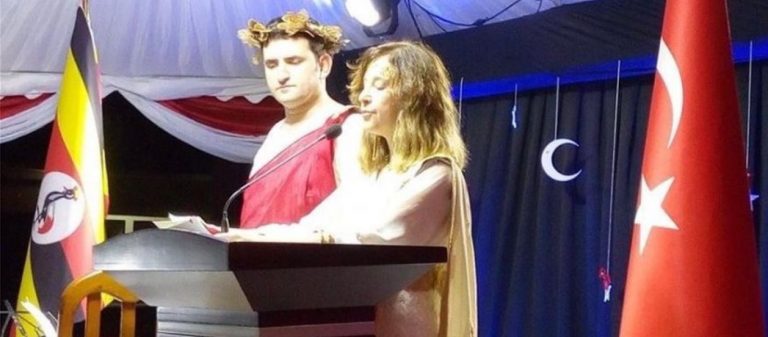 Τουρκικό ανθελληνικό κόμπλεξ: Τουρκάλα διπλωμάτης φόρεσε αρχαιοελληνική ενδυμασία και παύθηκε από τα καθήκοντά της!