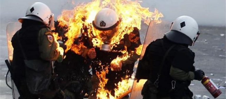 6 Δεκεμβρίου 2018 ημέρα Πέμπτη , 8 το βραδύ. Δυστυχώς η ΕΛ.ΑΣ θα αναγκαστεί να σκληρύνει τη στάση της απέναντι στους αντιεξουσιαστές .