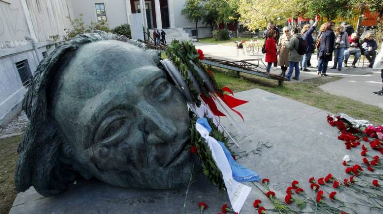 Πρώτα απεβλήθησαν μαθητές που τραγούδησαν για την Μακεδονία και τώρα καταγγέλλουν σχολεία που δεν θέλουν να γιορτάσουν το Πολυτεχνείο