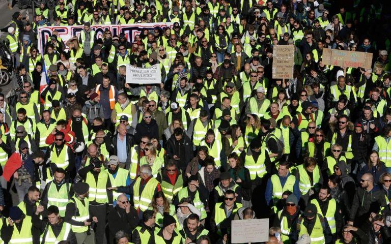 Τα «κίτρινα γιλέκα» πυρπολούν διόδια – Χάος στους γαλλικούς αυτοκινητοδρόμους