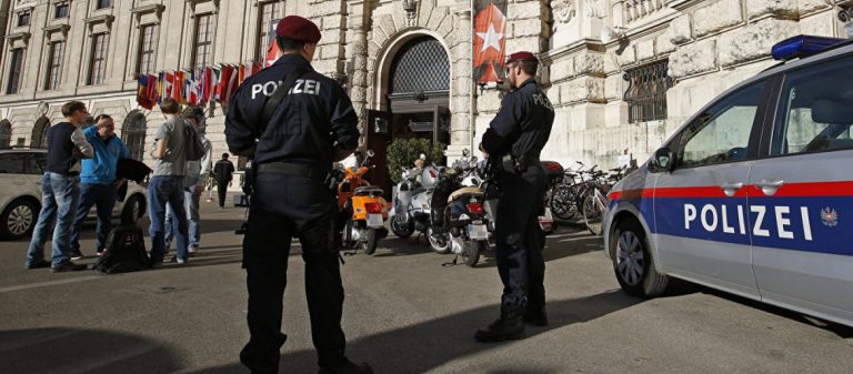 Επίθεση ενόπλων σε εκκλησία στη Βιέννη: Σε άσχημη κατάσταση πολλοί μοναχοί – Πληροφορίες για 15 τραυματίες