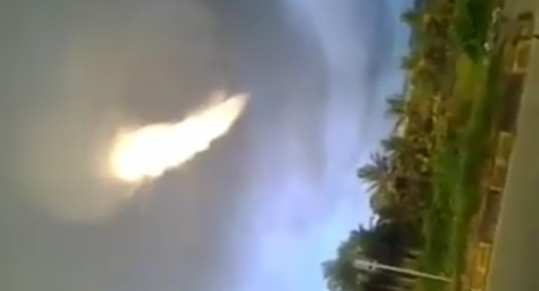 Πήρε φωτιά ο ουρανός της Ινδονησίας! Το απόκοσμο φαινόμενο που παρατηρήθηκε λίγο μετά από ειδοποίηση για τσουνάμι