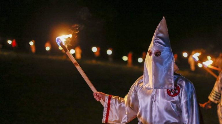 Κύπρος: Ρατσιστές με λευκές κουκούλες έβγαλαν με πένσα δόντια Αφρικανού