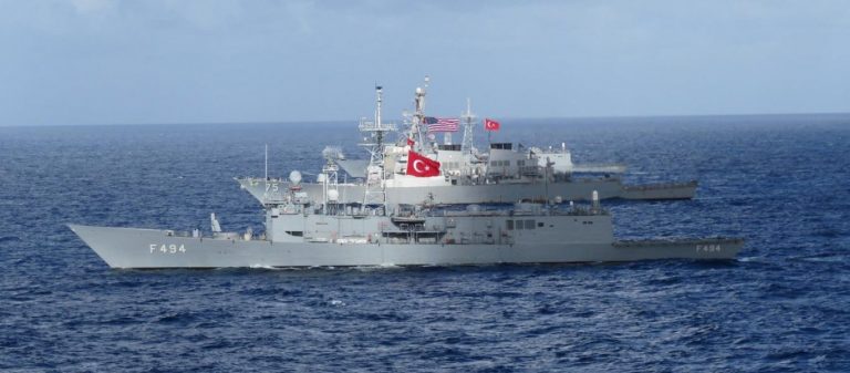 ΤΗΝ ΣΤΙΓΜΉ ΠΟΥ Η ΑΡΙΣΤΕΡΉ ΜΑΦΊΑ ΠΟΥΛΆΕΙ ΤΗΝ ΜΑΚΕΔΟΝΊΑ ΟΙ ΑΜΕΡΙΚΆΝΟΙ ΚΆΝΟΥΝ ΚΟΙΝΉ ΝΑΥΤΙΚΉ ΆΣΚΗΣΗ ΜΕ ΤΟΥΣ ΜΟΓΓΌΛΟΥΣ