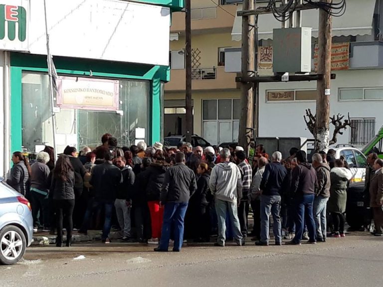 Ατελείωτη ουρά έξω από το κοινωνικό παντοπωλείο του Δήμου Φαιστού στις Μοίρες για μιά τσαντα που κάνει δεν κάνει 10 ευρώ