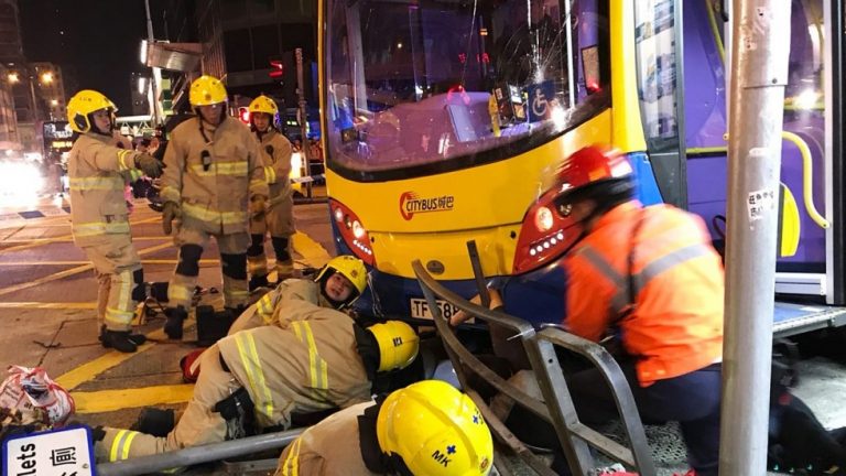 ΤΈΣΣΕΡΙΣ ΝΕΚΡΟΊ ΜΕ ΣΧΟΛΙΚΌ ΛΕΩΦΟΡΕΊΟ ΠΟΥ ΤΟ ΠΉΡΕ Η ΚΑΤΗΦΌΡΑ ΣΤΟ ΧΟΝΓΚ ΚΟΝΓΚ