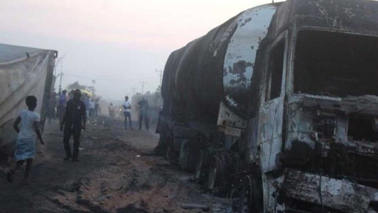 ΚΟΝΓΚΌ: ΤΟΥΛΆΧΙΣΤΟΝ 27 ΆΝΘΡΩΠΟΙ ΣΚΟΤΏΘΗΚΑΝ ΣΕ ΔΥΣΤΎΧΗΜΑ ΛΕΩΦΟΡΕΊΟΥ ΠΟΥ ΣΥΓΚΡΟΎΣΤΗΚΕ ΜΕ ΦΟΡΤΗΓΌ