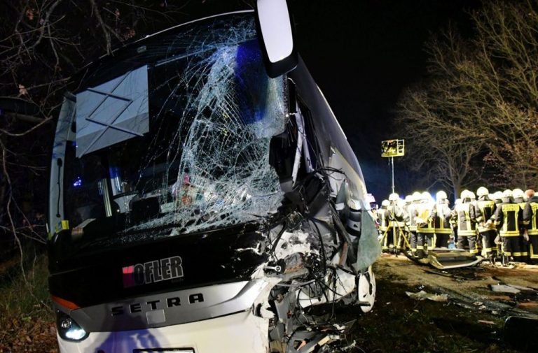 ΣΎΓΚΡΟΥΣΗ ΛΕΩΦΟΡΕΊΟΥ ΜΕ 22 ΤΡΑΥΜΑΤΊΕΣ ΣΤΗΝ ΒΑΥΑΡΊΑ, (ΜΟΤΊΒΟ ΛΕΩΦΟΡΕΊΟΥ-ΦΟΡΤΗΓΟΎ;;;)