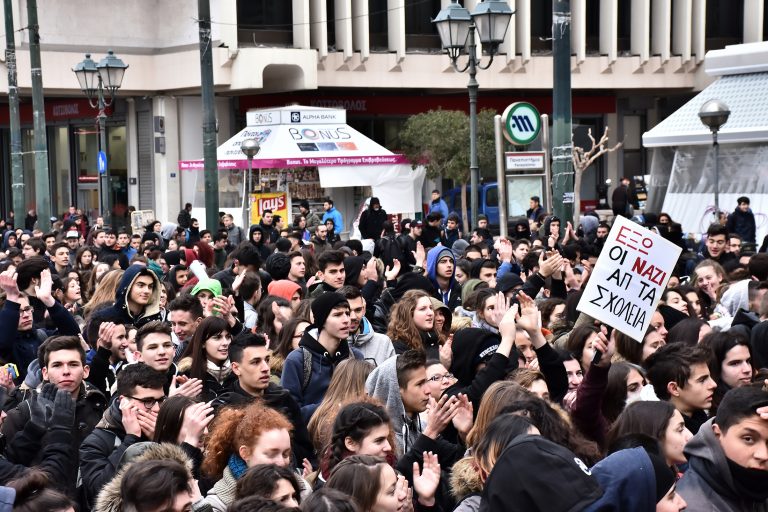 ΤΑ ΜΑΘΑΤΕ ΠΑΤΡΙΩΤΕΣ ΚΑΙ ΕΣΕΙΣ ΜΑΝΑΔΕΣ; ΤΑ ΦΑΣΙΣΤΟΕΙΔΗ ΠΑΙΔΙΑ ΣΑΣ ΕΙΝΑΙ ΤΡΟΜΟΚΡΑΤΕΣ ΚΙ ΑΝΗΚΟΥΝ ΣΕ ΑΚΡΟΔΕΞΙΑ ΜΟΡΦΩΜΑΤΑ!