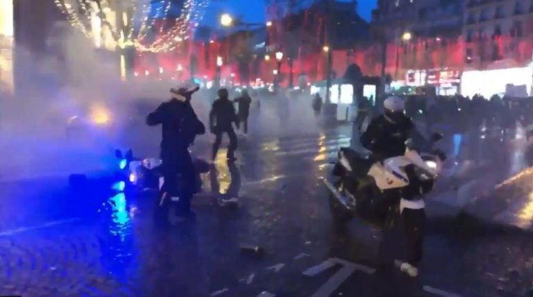 Ένταση στα Ηλύσια Πεδία με τα «κίτρινα γιλέκα» – Οι αστυνομικοί τράβηξαν όπλα