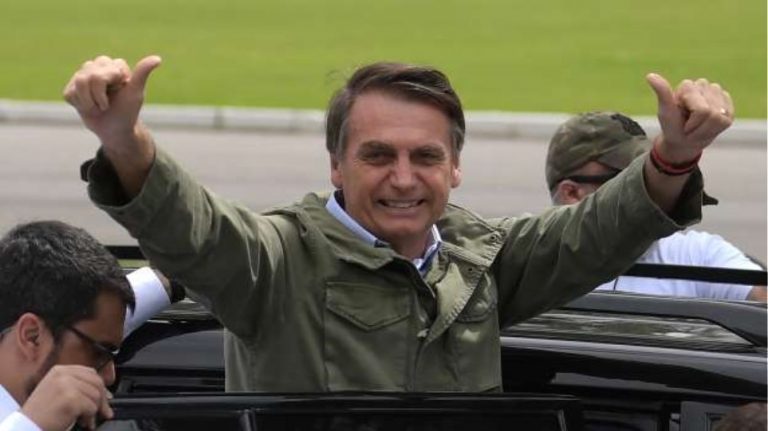 Άδεια οπλοφορίας σε όσους έχουν λευκό ποινικό μητρώο υπόσχεται ο Μπολσονάρου