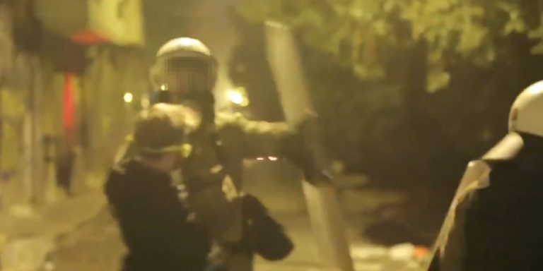 Αστυνομικός χτυπά συλληφθέντα από τα Εξάρχεια στο πρόσωπο με την ασπίδα