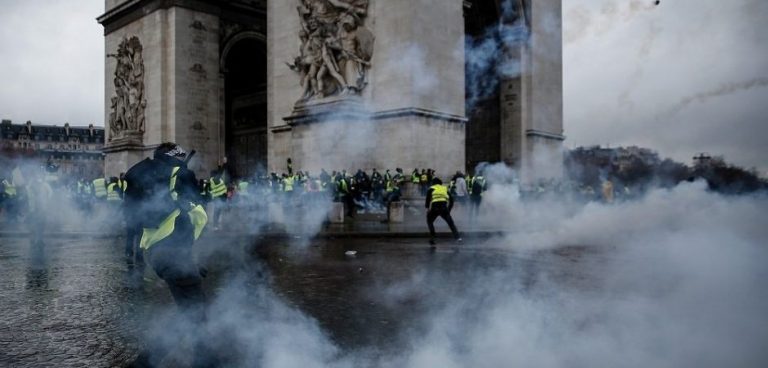 Χάος στη Γαλλία: Υπο πολιορκία ο Μακρόν – Διαδηλωτές κυνηγούν την αυτοκινητοπομπή του!