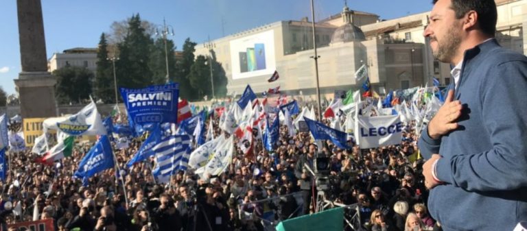 Ρώμη: Συγκλονιστικές στιγμές – Ελληνικές και Ιταλικές σημαίες κυμάτιζαν στην ομιλία Σαλβίνι