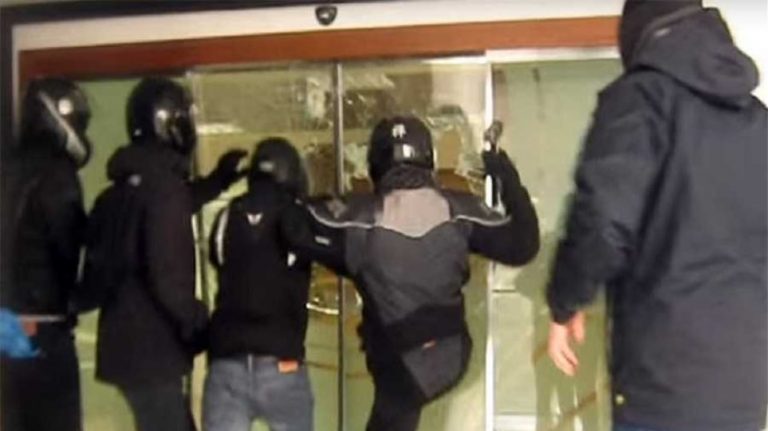 Επίθεση του Ρουβίκωνα στο δημαρχείο Αλίμου