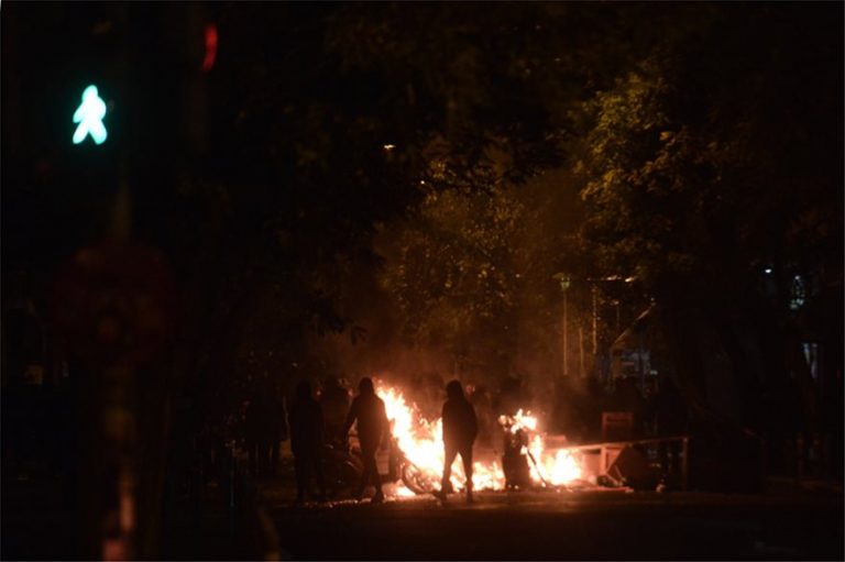 Αυτήν την στιγμή: Σκηνικό πολέμου στην Θεσσαλονίκη από αναρχικούς