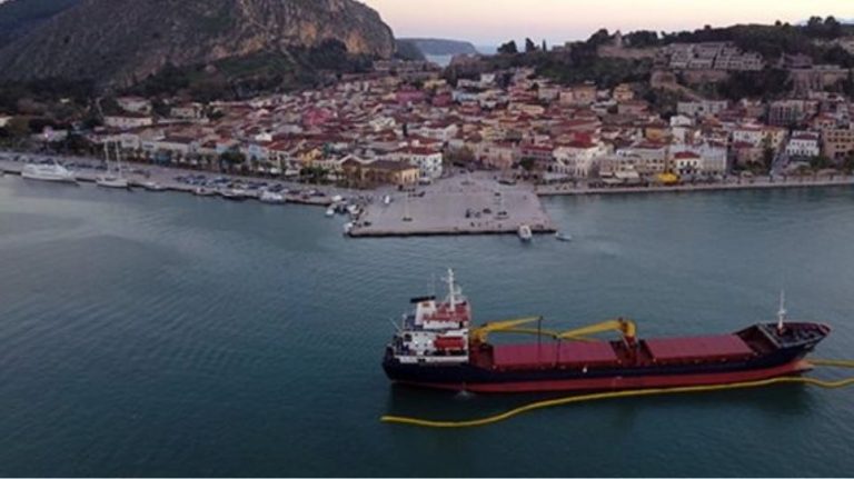 Φορτηγό πλοίο προσάραξε στο Ναύπλιο. Τοποθετήθηκε πλωτό φράγμα