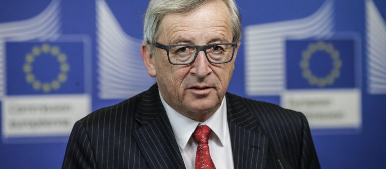 Δεν μπορούσε να σταθεί στα πόδια του ο Γιούνκερ στη Βιέννη- Τρέκλιζε και δεν μπορούσε να ανέβει δύο σκαλιά