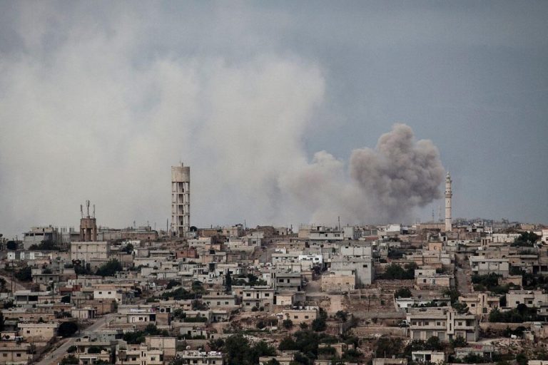 Οι Ρώσοι βομβάρδισαν την Ιντλίμπ: Καταιγισμός πυρών σε θέσεις τζιχαντιστών – Πολύ κοντά στα τουρκικά σύνορα η επίθεση