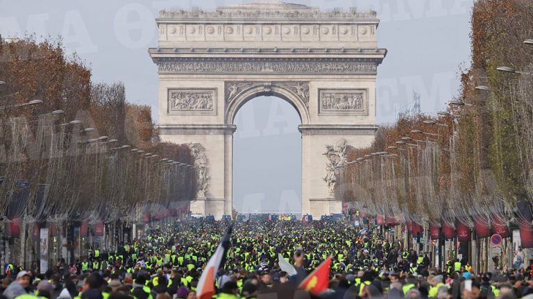 «Κίτρινα γιλέκα»: Προσκλητήριο για την «τελική επίθεση» το Σάββατο 15 Δεκεμβρίου