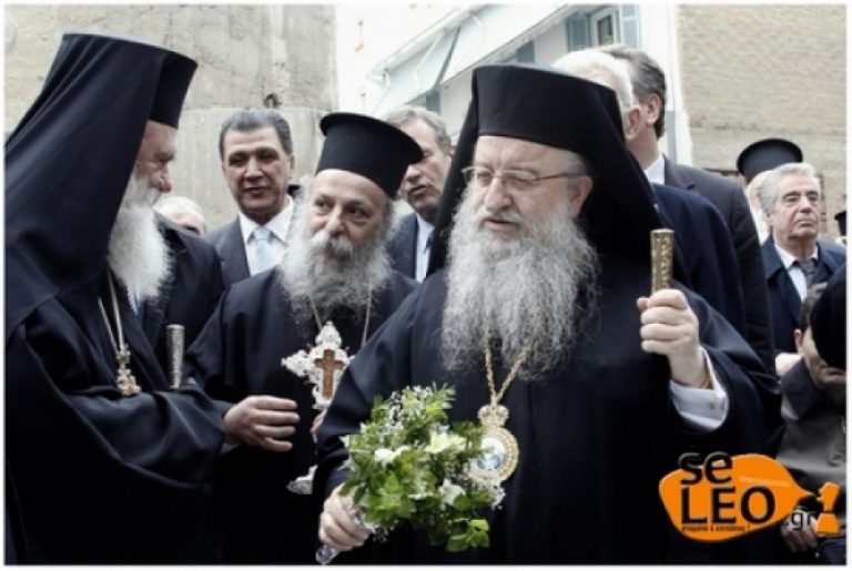 Παρέμβαση αναρχικών στη Μητρόπολη Θεσσαλονίκης -«Ανθιμε καλύπτεις βιασμούς παιδιών»