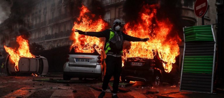 EKTAKTO: Βγήκε ο Στρατός στους δρόμους της Γαλλίας – Κατέρρευσε ο Ε.Μακρόν – Αγριες συγκρούσεις – Δείτε φωτό,βίντεο