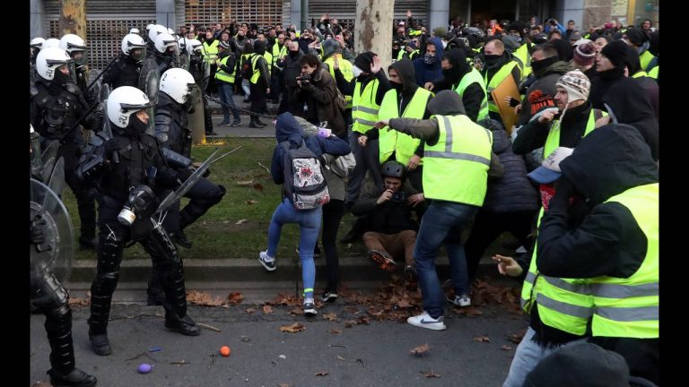 Πεδίο «μάχης» και οι Βρυξέλλες: Δακρυγόνα, αντλίες νερού και 400 συλλήψεις στα «κίτρινα γιλέκα»