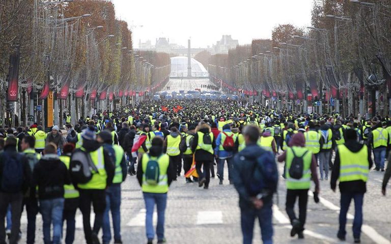 Τα «κίτρινα γιλέκα» απειλούν ξανά τον Μακρόν, παρά τις παροχές
