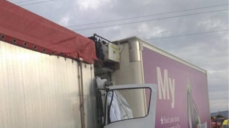 Θεσσαλονίκη: Ένας νεκρός σε σύγκρουση δύο φορτηγών – Κυκλοφοριακό χάος λίγο πριν τα διόδια Ωραιοκάστρου